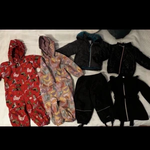 Ytterkläder stl 80 - 200 kr för allt. 75 kr för den tunna rosa regnoverallen. Den röda regnoverallen kan fås gratis vid annat köp (bra overall men lite sliten i rumpan och tål därför inte att sitta i vattenpölar med, därav gratis) 50 kr styck för jackor.  50 kr för överdragsbyxor.  Allt helt och tvättat. 