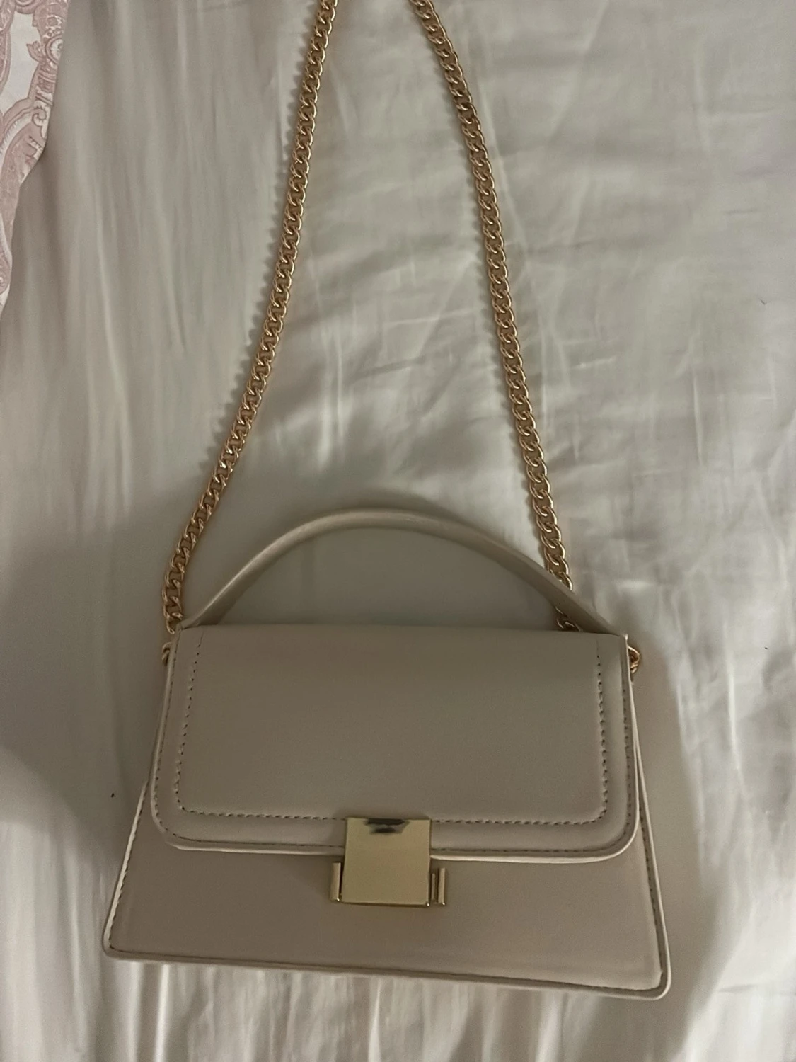 Beige handväska med gulddetaljer - 3