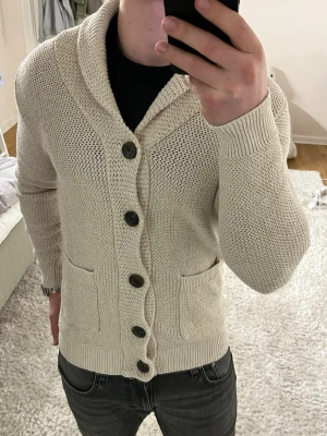 Stickad cardigan  - Cardigan | Mycket bra skick | Size - M | Pris 399 | Hör av dig vid minsta fråga eller fundering📩