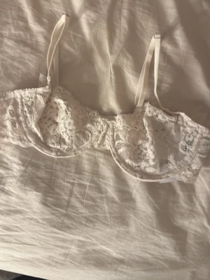 Spets bh - En helt ny spets bh från HM. Storlek 80A men passar mej som använder mest 70 och 75 A och B. Säljs då jag köpte fel färg