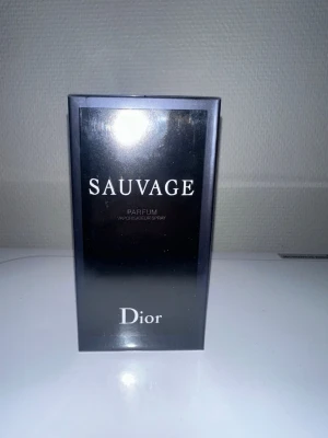 Dior Sauvage Parfum – helt ny & oöppnad i originalförpackning - Säljer Dior Sauvage Parfum, 100 % oanvänd och oöppnad i originalförpackning (plasten sitter kvar). En populär och exklusiv doft med maskulin och elegant karaktär – perfekt både till vardag och kväll. Innehåller 100ml säljer pga att jag fick 2 likadana.