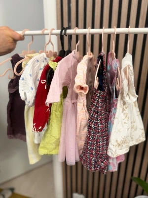 Kort blommig klänning i beige - För mer information och bilder, skriv ett privat meddelande till mig.