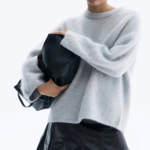 Ljusgrå mohair tröja  - Supermjuk och fluffig ljusgrå mohair stickad tröja från H&M. Tröjan har en avslappnad oversized passform, rund halsringning och långa ärmar. Perfekt för lager på lager och riktigt mysig till kyliga dagar.