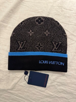 L-V mössa blå/svart - Säljer en blå/svart L-V mössa. Oanvänd. Storleken är onesize.