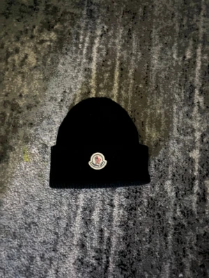 Moncler mössa - En Moncler mössa med kvalitet ull som sitter bra och är riktigt bra till många tillfällen