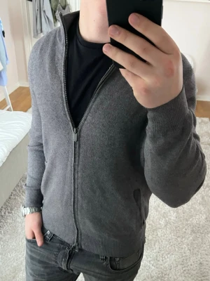 Massimo Dutti full zip - Massimo Dutti | Mycket bra skick | Size - M | Pris 399 | Hör av dig vid minsta fråga eller fundering📩