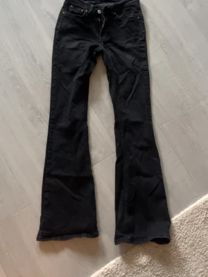 Svarta bootcut jeans - Säljer ett par svarta bootcut jeans från gina