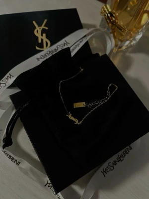 Ysl armband  - Kommer med låda o påse 