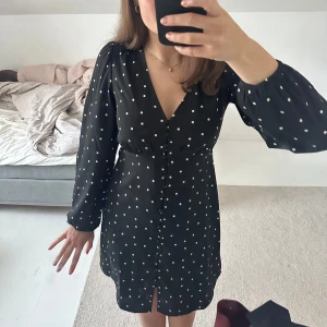 Svart prickig kortklänning med v-ringning - Aadore-liknande klänning från Kappahl!! Storlek xs, men passar bra som S!! 