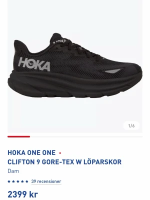 Helt Nya Hoka One Clifton 9 Gore-Tex sneakers - Populära Clifton från Hoka One One har nu en 9:e upplaga. Precis som sin föregångare är Clifton 9 ett par löparskor som passar bäst för fasta underlag såsom asfalt och grus. Denna modell är utrustad med ett lättviktigt Gore-Tex Invisible Fit-membran som håller fötterna torra oavsett väder.  Ovandelen är framtagen i stickad mesh som ger utmärkt ventilation och följsamt stöd för fötterna. Den anatomiskt formade hälkappan ger förbättrad komfort och låser fast foten för ett bekvämt löpsteg. 