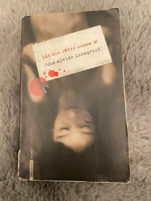 Låt den rätte komma in - En modern svensk skräckklassiker om vänskap, kärlek och vampyrer i 80-talets förort. Perfekt för dig som gillar spänning, mörka mysterier och vill läsa något annorlunda och gripande. Boken har även filmatiserats och hyllats internationellt.