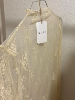 Spetsblus i beige from Paris! Nytt! - New lave top in beige. In size s, m and l