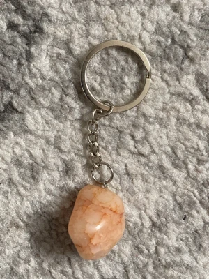  Fejk kristaller  - Bilderna visar en nyckelring med en sten och en lös rosa sten.Frakten är ca 22-100kr beroende på vikten på produkten . Kontakta mig om du vill köpa. 