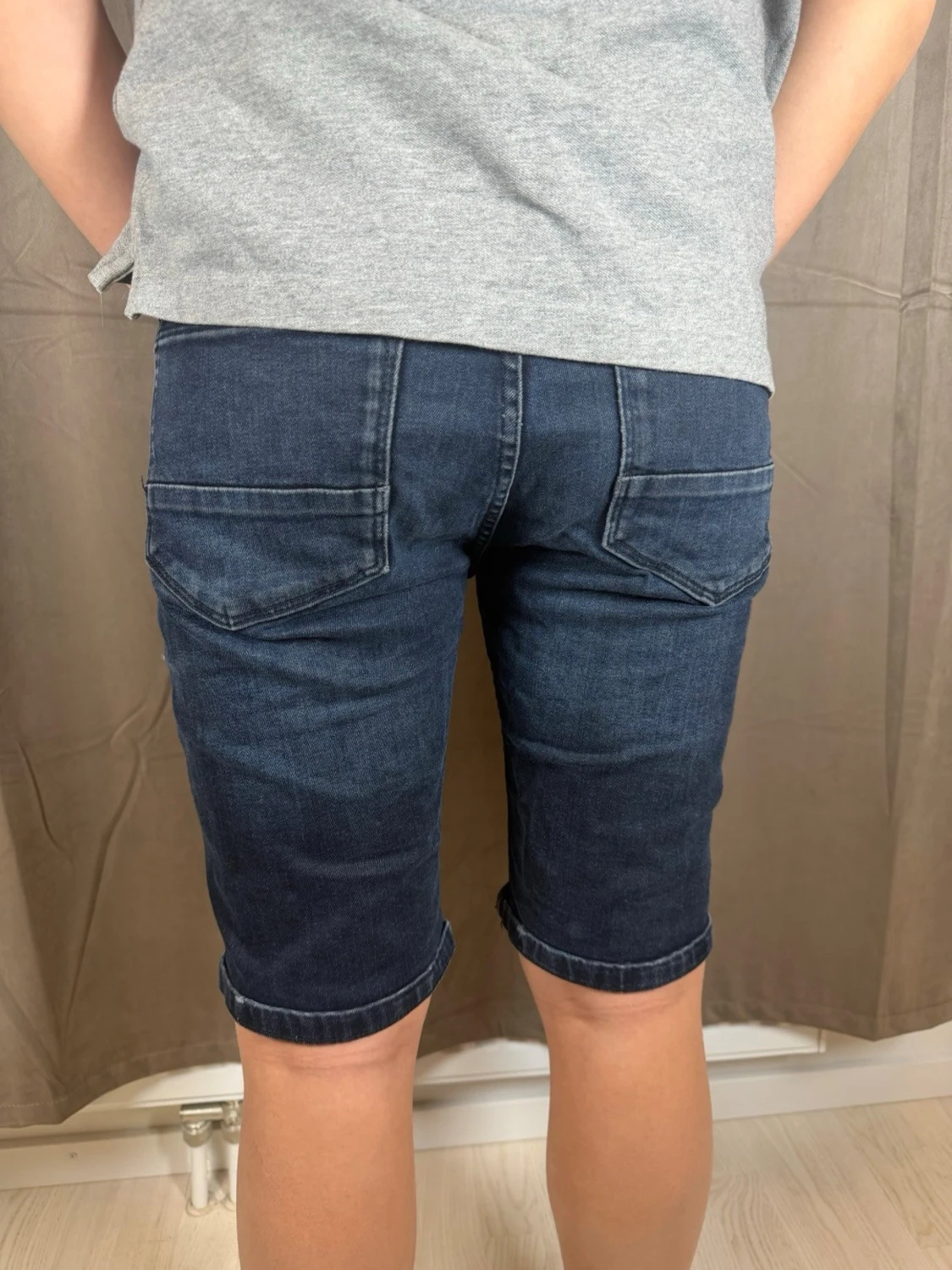 Mörkblå jeansshorts med slitningar - 3