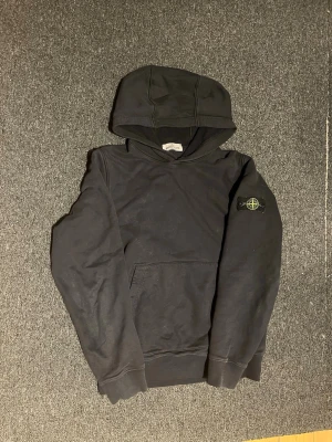 Stone Island hoddie  - Hej säljer en tvär fett Stone Island hoddie som är i bra skick jag borde ha nått kvitto någonstans vid kontoret, den är äkta och rö köpt på NK i Stockholm 