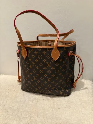 Snygg väska - Supersnygg väska, jättebra skick inuti väskan och utanpå är skicket också jättebra men den har lite defekt högst upp på kanterna av väskan som man inte tänker på🥰🥰🥰