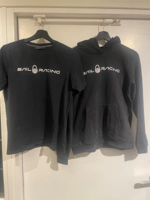 Sail racing - Tja, säljer nu en t-shirt och en hoodie från sail racing i storlek 170 som motsvarar XS/S. Hör av dig vid frågor!
