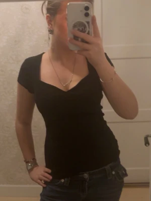 super snygg svart topp!!  - säljer denna jätte snygga toppen från Anna Field i storlek M! Den här används flitigt förut men den säljs pga jag inte får användning av den längre. Har inga större defekter som man märker av! Skriv om du har någon fundering 💗