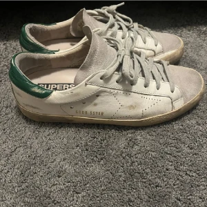 Golden goose - Säljer ett par gråa golden goose superstar med gröna detaljer. Bra skick, pris kan diskuteras, vid frågor tveka inte att skriva 
