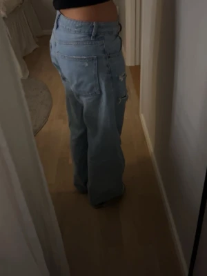  baggy jeans - Coola trendiga baggy jeans från Zara!!!! Med slitningar / hål