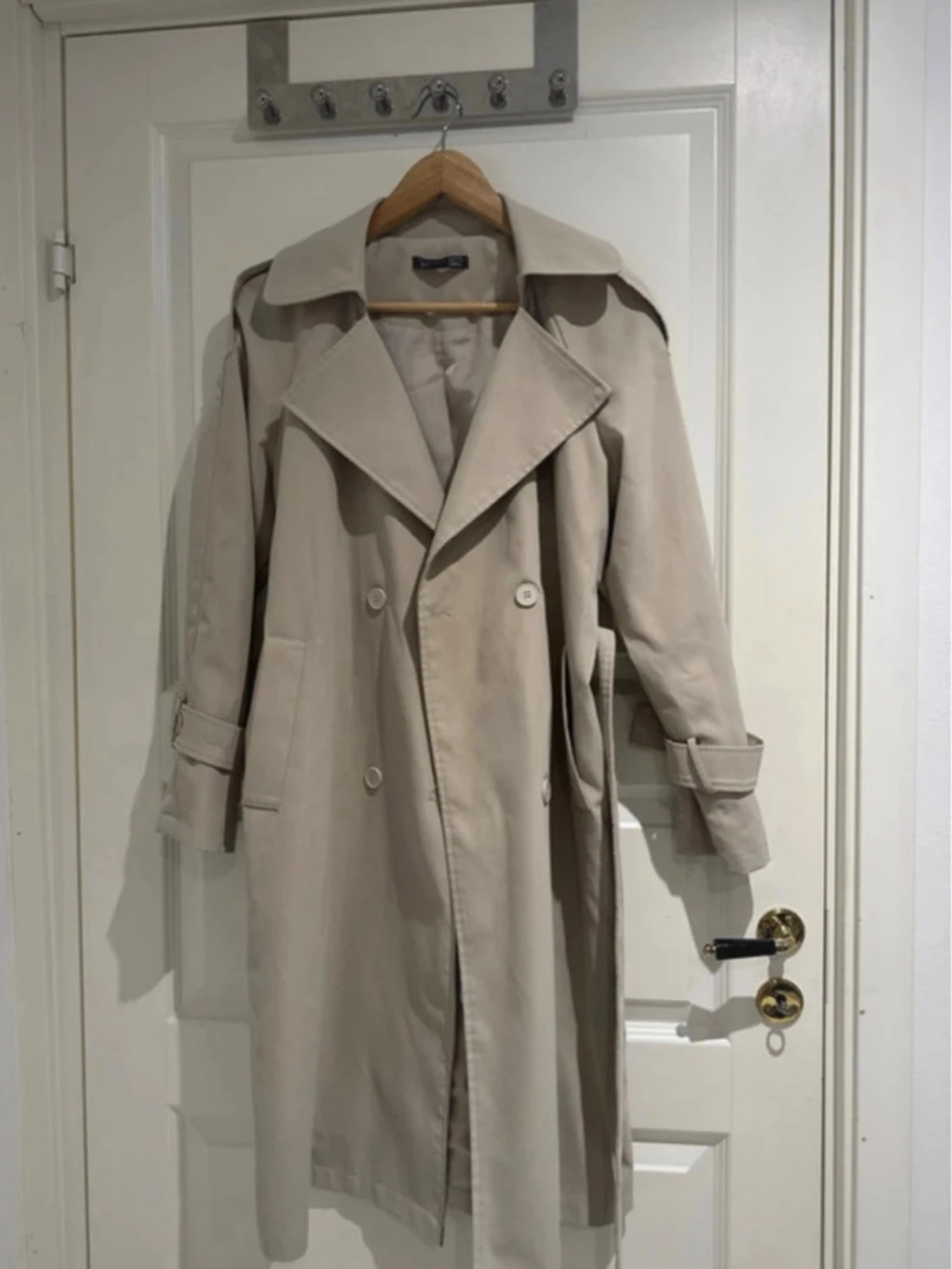 Beige trenchcoat från Dazy