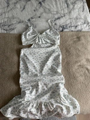 Blommig klänning  - Super söt lång klänning från Nelly! Passar perfekt till ex midsommar 😍
