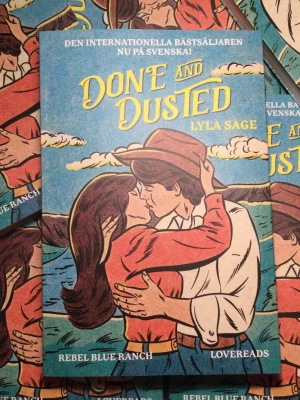 Done and Dusted av Lyla Sage (svensk utgåva) - Första delen i en serie cowboy romance-böcker🐎🌶  Helt i nyskick, lite större pocket📚☀️ Pris på vanliga bokhandlar: ca 240 kr🕯 Det är bara att skriva om du har några frågor💕