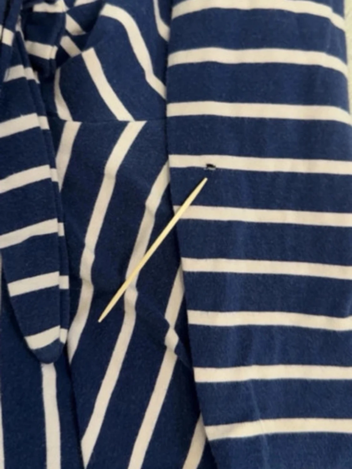 Blåvit randig klänning med knyt - 1