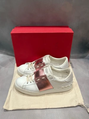 Valentino Opens - Rosa Valentino Opens | Skick - 8/10 (liten defekt se bild nmr 6) | Storlek - 39 | Äkta | Box, dustbag ingår | Hör av er vid frågor eller funderingar 🙌