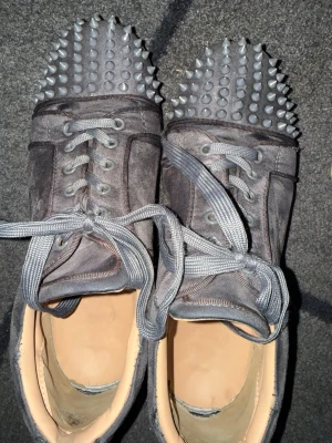 VILL BYTA MOT SKOR - Kom med förslag vill byta mot ett par andra skor söker storlek 42-43