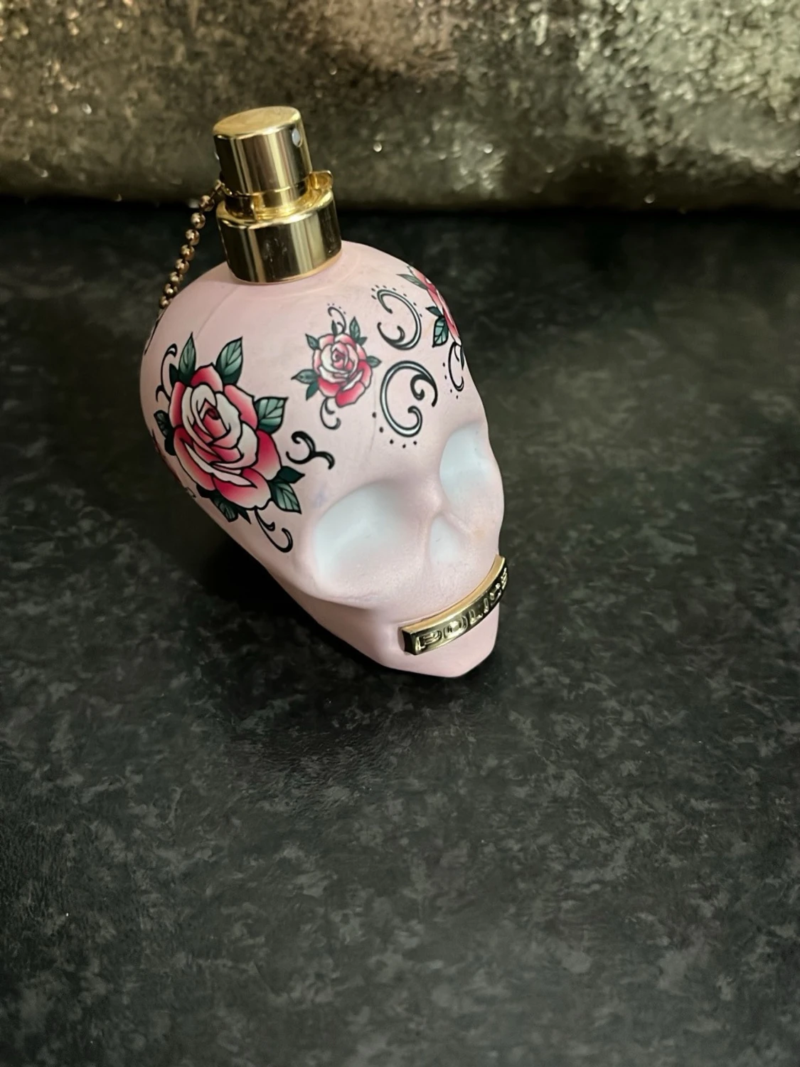 Rosa dödskalle-parfym Police