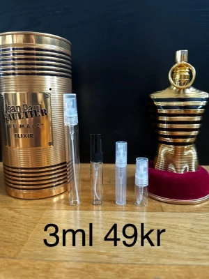 Jean Paul Gaultier le male elixir 3ml - Säljer Le Male Elixir från Jean Paul Gaultier, en herrparfym med en lyxig flaska i guld och svarta sträck svart. Doften har noter av vanilj, honung och amber, med inslag av lavendel och tobak. Perfekt för den som vill ha en söt och kryddig doft till speciellt vintern (Julen) ❄️☃️ Passar perfekt för speciella tillfällen eller vardagsbruk. Priset står för 10ml. 10ml är ungefär 100st spray. FINNS ÄVEN I 2,3,5,10ML KOLLA PROFILEN FÖR ANDRA STORLEKAR ! 2ml 39kr | 3ml 49kr | 5ml 69kr | 10ml 129kr |  