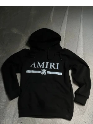 En nästa oanvänd svart amiri hoodie som passar jättebra  - Storlek S 