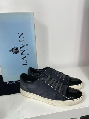 Mörkblå Lanvin Cap toe - Säljer nu dess Mörkblå Lanvin cap toe i uk 9 som motsvarar 43 men passar 44 också, skriv för fler bilder/frågor🙌🏼