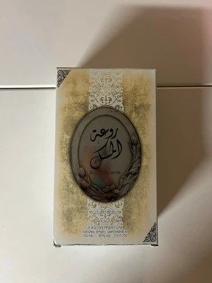 Rouat Al Musk Eau de Parfum - Rouat Al Musk från Lattafa är en Eau de Parfum på 100 ml, tillverkad i Förenade Arabemiraten. Ingredienser: alkohol, parfym, vatten. Snygg flaska som sticker ut i samlingen och passar dig som vill ha något unikt.