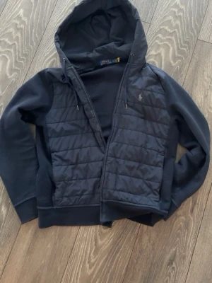  Polo Ralph Lauren cardigan - Säljer en mörkblå cardigan från Polo Ralph Lauren Storlek M köpt på ralphlaurens hemsida för 3900 kr