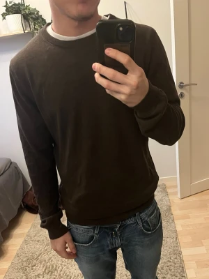 Mörkbrun stickad tröja från Black - En enkel och stilren mörkbrun stickad tröja från Black. Säljer på grund av den inte kommer till användning.