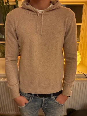 Kashmir hoodie - Vår första annons ska såklart vara en kashmir hoodie. Sayless hoodie i storlek S, såklart 100% kashmir. Modellen i bilden är 180cm och väger 70kg. 