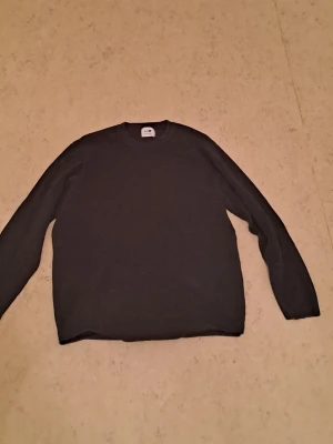 Mörkgrå stickad tröja från NN07 - Säljer en stilren mörkgrå stickad tröja från NN07. Tröjan är i storlek M. I nytt skick och köpt för 700 kr. Säljs för 350 kr eftersom den inte passar mig. Först till kvarn som gäller. Tveka inte att kontakta om du är intresserad eller har några frågor!