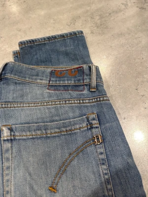Dondup jeans  - Dondup jeans i storlek W33. Slitning på vänster knä men fint skick. Skriv vid minsta lilla fundering. Om man köper fler jeans så får man bättre pris!!