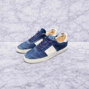 Valentino Flycrews - Säljer ett par extremt ovanliga Valentino flycrews i färgen marinblå! Alla nitar är kvar men dock är lite av stitchingen borta men det syns knappt som ni kan se! Skick 8,5/10. Hör av dig om du har frågor eller funderingar❕