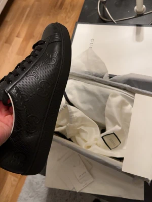 Gucci skor  - Hej jag säljer dessa otroligt snygga Gucci skor. De är i princip helt nya. Ny pris på dessa är runt 6 tusen. Storleken är uk10 vilket motsvarar ungefär 43-44. 😊                     
