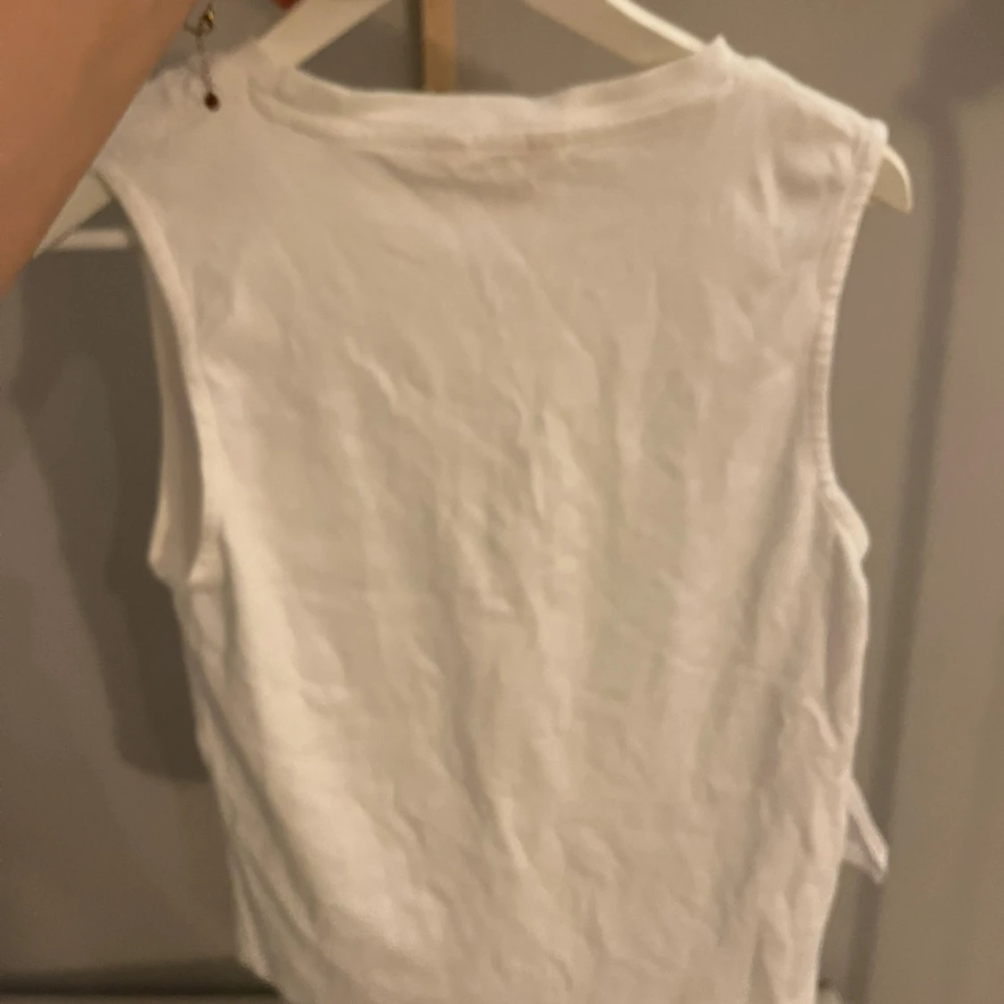 Vit ärmlös topp med volang Part Two - 2