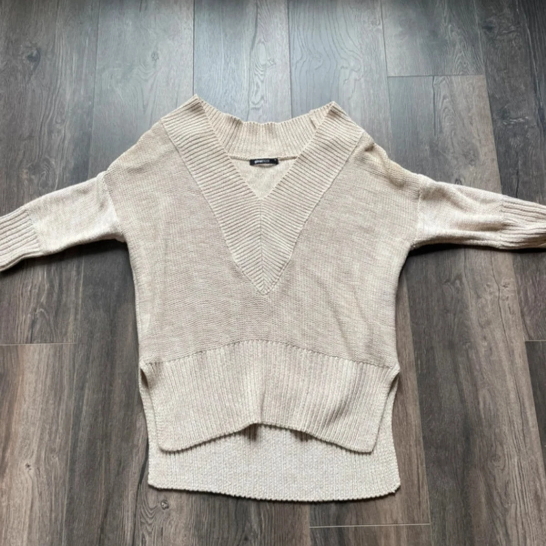 Beige stickad v-ringad tröja Gina Tricot