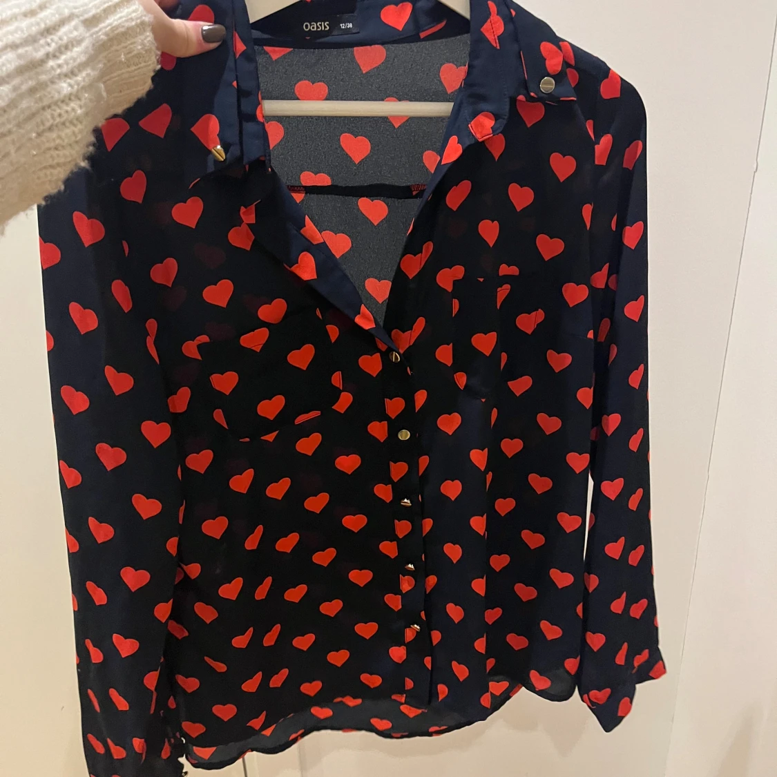 Svart skjorta/blus med röda hjärtan Oasis - 2