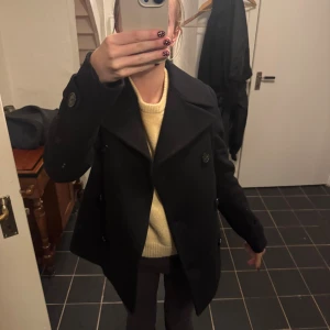 Svart kappa GANT - En jättefin svart skepparkappa från GANT💕Lite tjockare material, så perfekt nu till hösten🥰 Jättefint skick och kvalitet, inte nopprig alls! Storlek S/XS