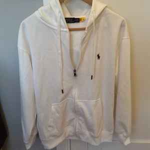 Vit Ralph Lauren ziphoodie - Fet Ralp Lauren zip, Aldrig använd, skriv vid frågor. Pris kan diskuteras