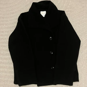 Svart kappa - Kappa från Gina tricot!! Använd köp nu 💗