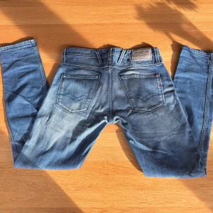 Replay jeans - Ett par fina blå denim Replay jeans utan defekter som säljs efter ett fåtal användningar pågrund av att de blivit för små med tiden. Storlek 30/32