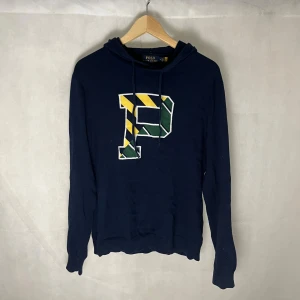 Ralph Lauren hoodie - Riktigt soft stickad lite tunnare raffe Hoodie. Modellen är 185. Riktigt fint skick 